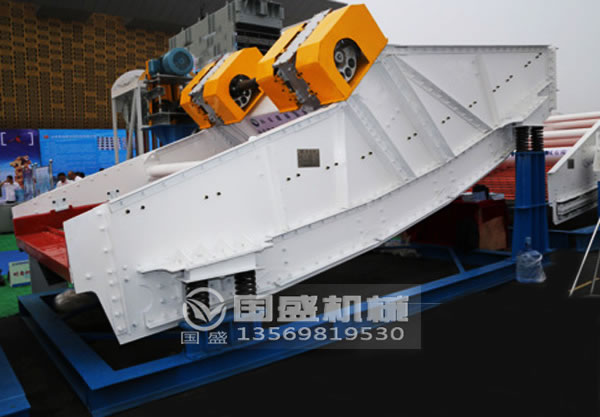 香蕉振動篩設(shè)計(jì)